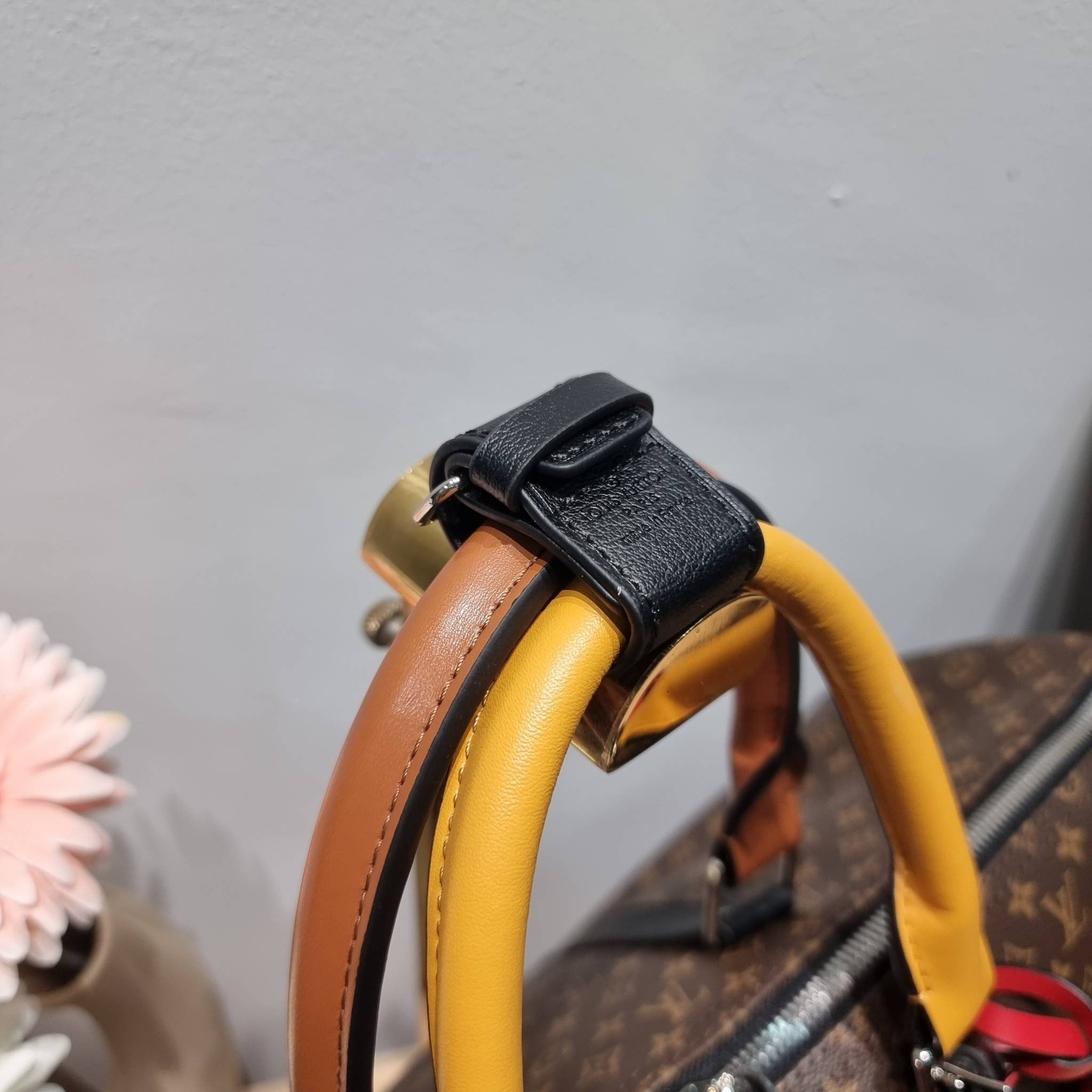 LV KEEPALL BANDOULIERE กระเป๋าเดินทางสุดชิค ที่ทำให้การเดินทางไม่ธรรมดาอีกต่อไป ด้วยลูกเล่น patch แท็กห้อย และใบลูก ที่จัดมาให้ได้เก๋ๆ ไม่ซ้ำใคร วัสดุหนังแคนวาสคุณภาพดี ดีไซน์ลวดลายโมโนแกรมเอกลักษณ์ ซิปมีตัวล็อคไว้ให้แน่นหนา มีสายสะพายครอสให้ ภายในโล่งกว้