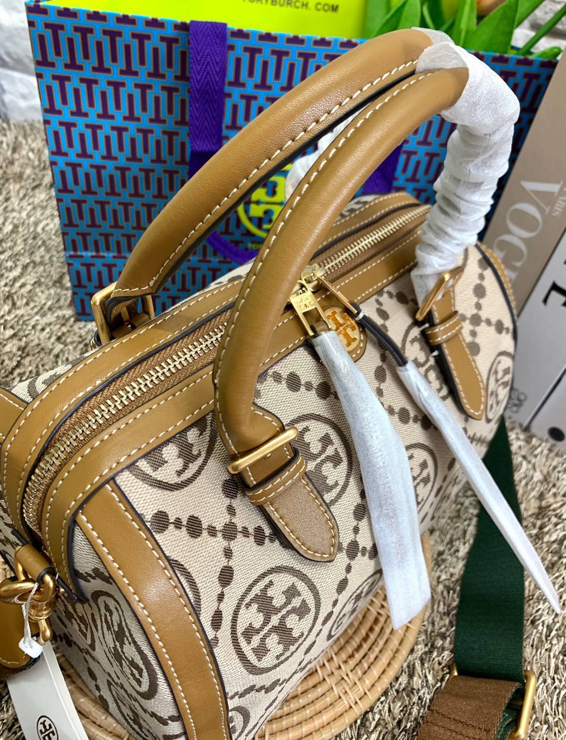 สวยก่อนใครแน่นอนค่ะนาทีนี้💋 💥รุ่นที่กำลังฮิตมากตอนนี้ของเหล่าคนดังใน ตปท.! TORY BURCH T MONOGRAM JACQUARD BARREL ((ใบใหญ่)) พร้อมส่งที่ไทยทันที! กระเป๋าทรงหมอนจาก Tory burch วัสดุ jacquardทอลายแบรด์+หนังแท้ ได้สวยงามหรู ดูคลาสสิคมากๆค่ะ เป