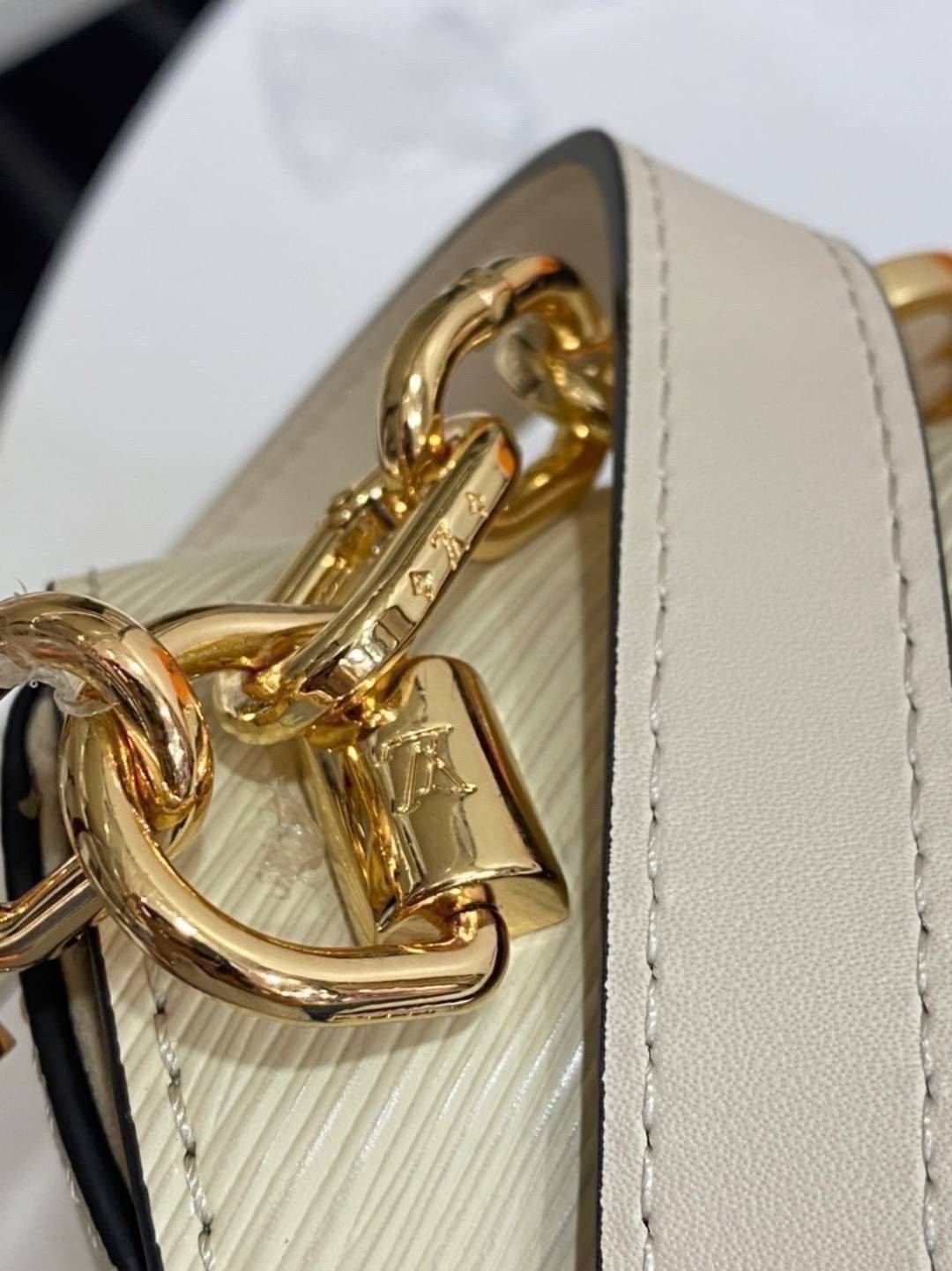 ORI หนังแท้ | LV Twist MM chain bag in grained Epi leather กระเป๋าสะพาย/กระเป๋าถือร พร้อมสายโซ่ หนังลายเกรน Epi โดดเด่นด้วยโลโก้หน้า สวยหรูเป็นเอกลักษณ์ ดีไซน์คัลเลอร์บล็อค สัมผัสโดดเด่นแมตช์กับทุกสไตล์