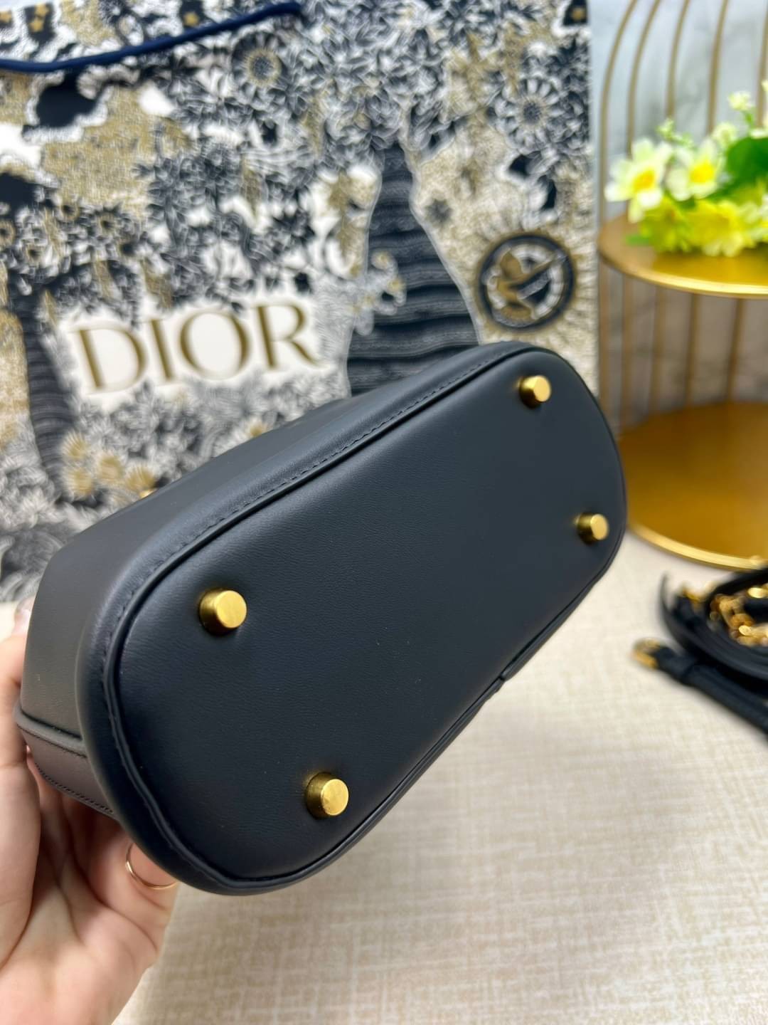 DIOR SMALL C'EST DIOR BAG 17 cm / Dior bucket bag รุ่นใหม่สวยหรู ดูแพงมากค่ะ กระเป๋าสะพายบัคเก็ต รูปทรงคลาสสิค ใช้งานง่ายภายในโล่งกว้างมาก สวยมาก ควรมีค่า