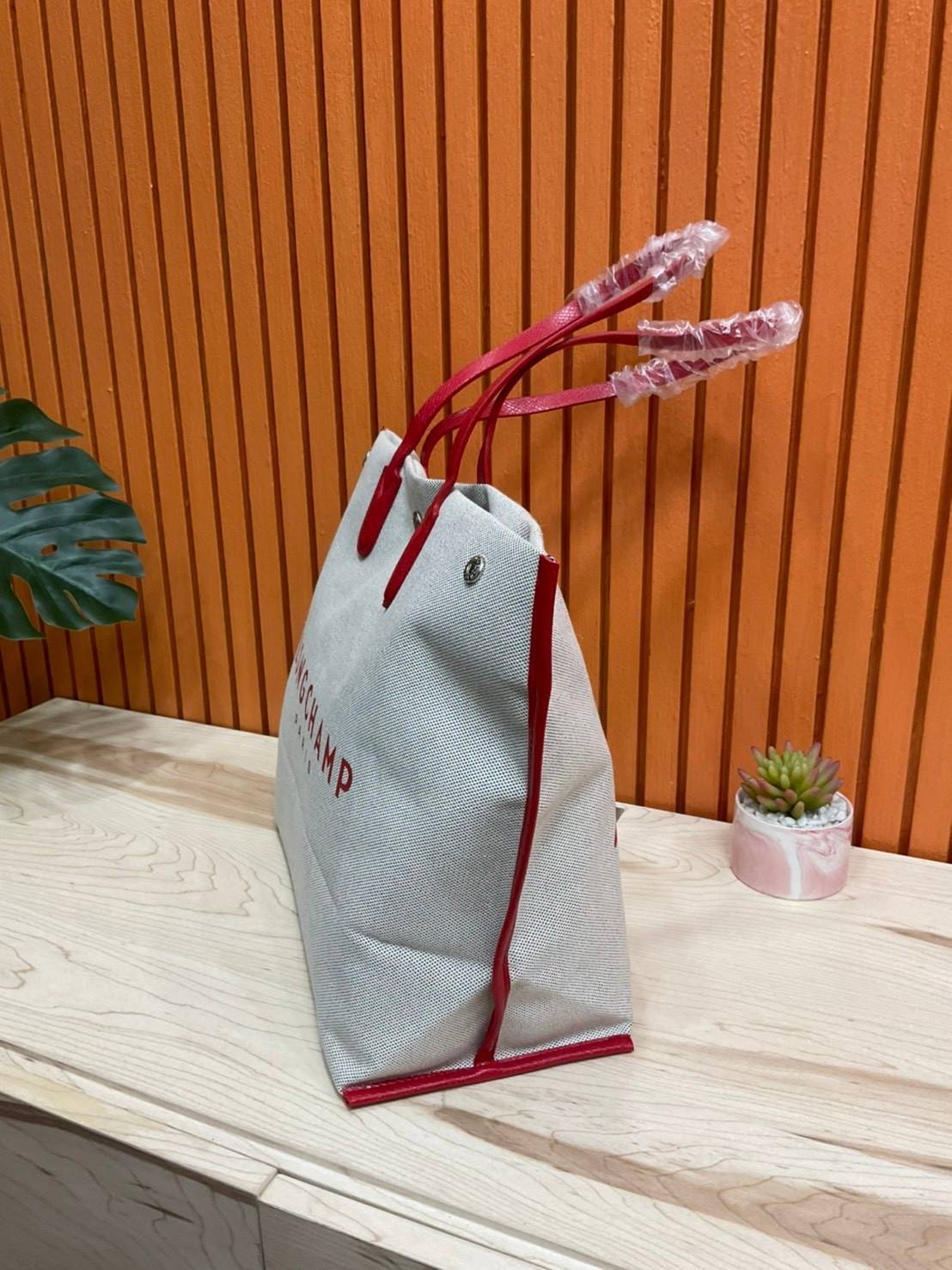 LONGCHAMP ESSENTIAL TOILE SHOULDER BAG L ECRU กระเป๋าสะพายข้าง รุ่นใหม่ล่าสุดทรงฮิต!! ฮิตกันมากๆในเหล่าบรรดาเซเลป วัสดุ Cotton Canvas & Grained cowhide ด้วยดีไซน์ทรงสวยคลาสสิค ขนาดกำลังดีเนื้อหนา ตั้งอยู่ทรง น้ำหนักเบา