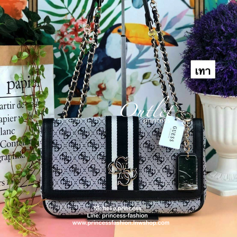 Guess Logo city handbag กระเป๋าสะพายไหล่ ตัวกระเป๋าเป็นผ้าลาย signature ของแบรนด์ ตัดกับหนังที่ตัวขอบกระเป๋า มาพร้อมพวงกุญแจโลโก้แบรนด์ ด้านหน้ามีโลโก้แบรนด์ ด้านหลังมีช่องใส่โทรศัพท์/บัตรได้ เปิดปิดแบบกระดุมแม่เหล็กซ้าย-ขวา ด้านในมีช่องซิป เล็ก 1 ช่อง แล