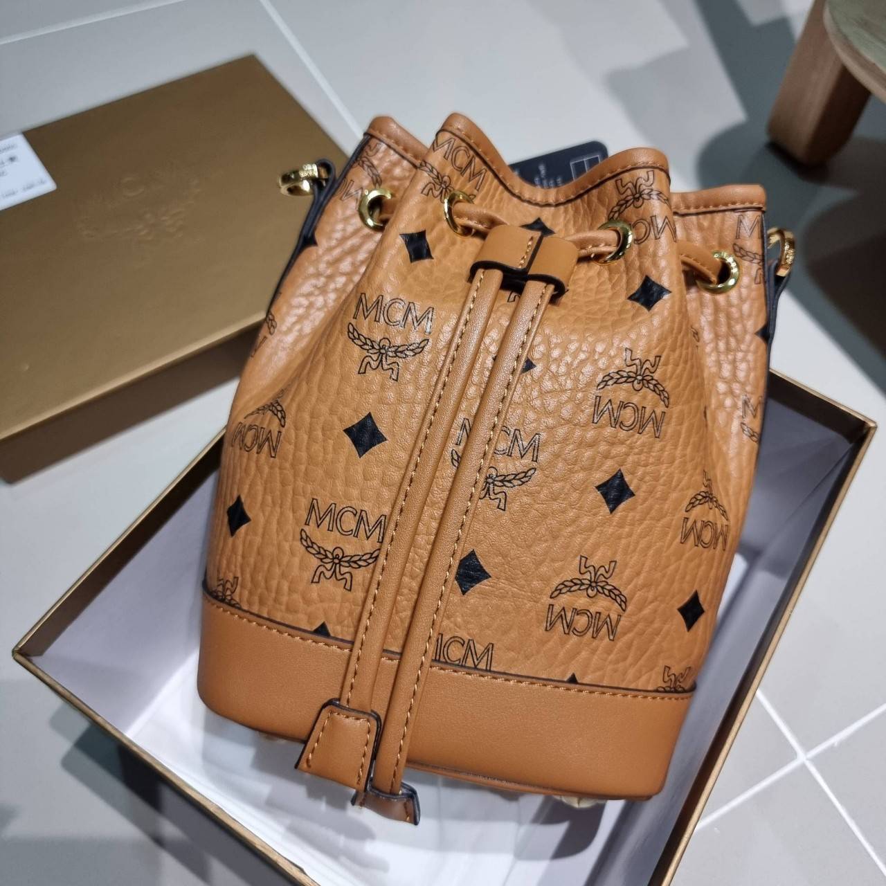 M.C.M MINI DESSAU DRAWSTRING BAG IN VISETOS กระเป๋าสะพายทรง bucket ไซส์ mini เกรดออริ สลับแท้ 1:1 ใช้งานต่างประเทศได้