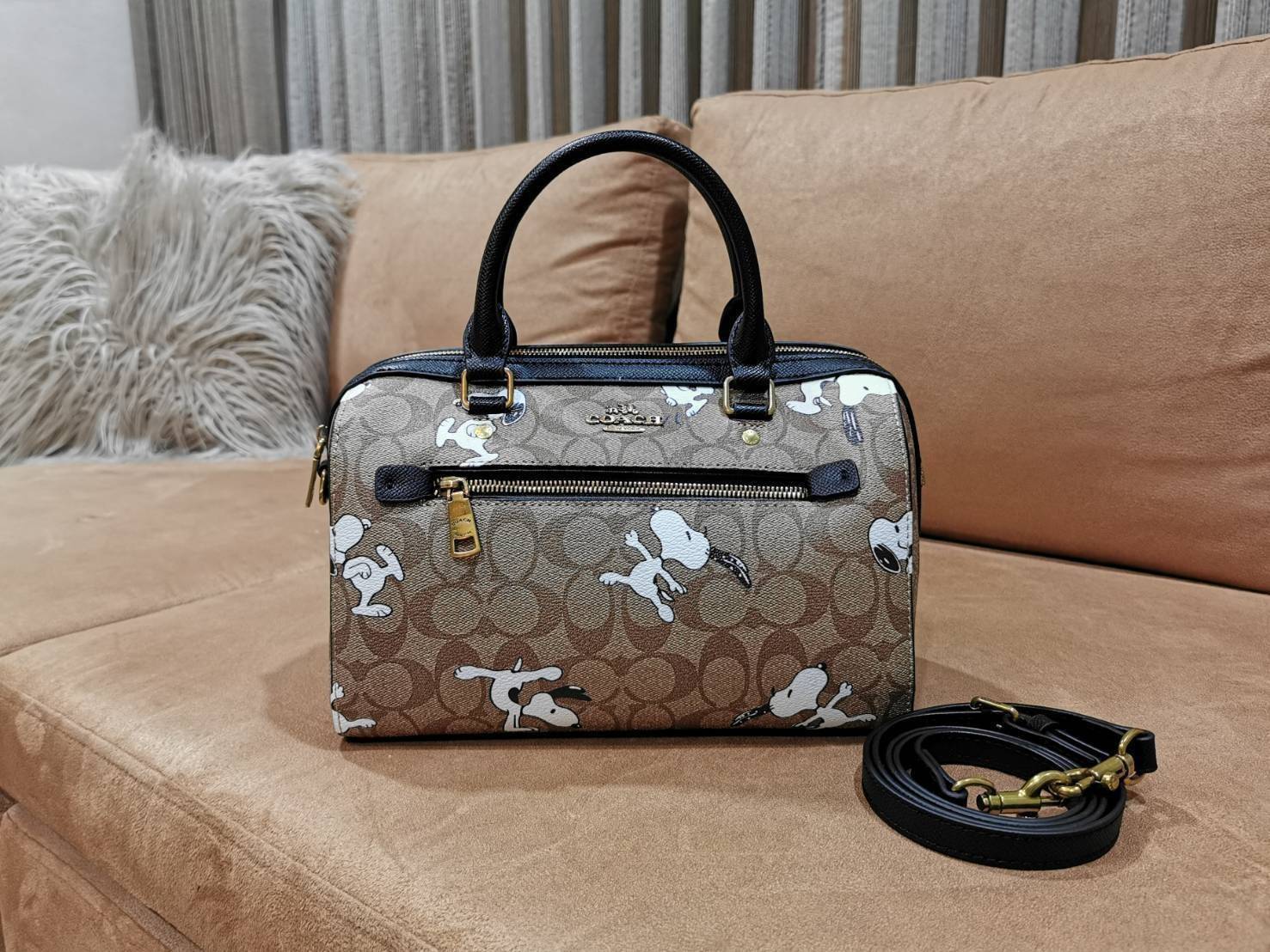 COACH FACTORY BOSTON BAG IN SIGNATURE X SNOOPY COLLECTION กระเป๋าถือหรือสะพายคอลเลคชั่นพิเศษจาก Coach Factory วัสดุ Signature refined calf leather หนังแท้ลายคอลเลคชั่น Snoopy เทคเจอร์สวยอยู่ทรง ดีไซน์ยอดนิยม ด้านหน้ามีโลโก้และช่องซิปแบรนด์ ช่องหลักเปิดปิด