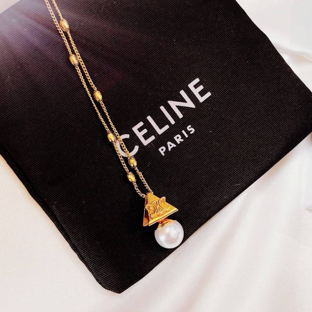 CELINE NECKLACE VIP สร้อยคอพร้อมจี้ดีไซน์สุดหรูคลาสสิคหายากชวนสะสมไอเท็มแบบนี้นานๆจะหลุดมาให้ช้อปจะซื้อใช้เองหรือมอบเป็นของขวัญก็เลิศหรูดูดี สินค้ามาพร้อม Original Package ถุงผ้ากำมะหยี่แบรนด์ กล่องและถุงกระดาษแบรนด์ Dutyfree ห้ามพลาดค่ะ!