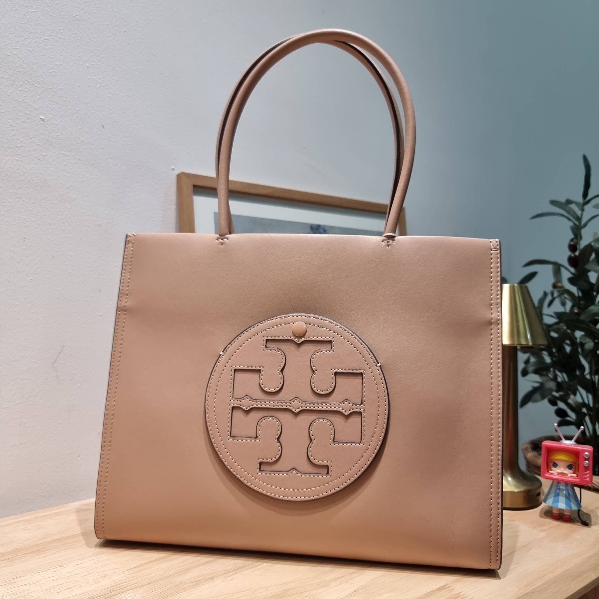 TORY BURCH ECO ELLA TOTE BAG / TORY TOTE BAG พร้อมส่ง 3 สี กระเป๋าสะพายทรงโท้ท ขนาดกำลังสวย จุของได้เต็มที่ รูปทรงคลาสสิคชวนใช้ โดดเด่นด้วย patch โลโก้ คอลเลคชั่นน้องใหม่ ส่งมาให้สาวๆได้ใจฟูอีกหนึ่งไอเท็ม