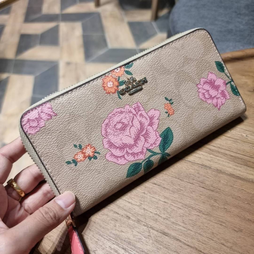 COACH ACCORDION ZIP WALLET IN SIGNATURE CANVAS WITH PRAIRIE ROSE / JUMBO FLORAL / CAMO ROSE FLORAL / MEDLEY BOUQUET PRINT ((F31572/F39189/F26290/F2859)) สวยคลาสสิคไม่มีใครเกิน!! กระเป๋าสตางค์ใบยาว ลวดลายสวย สีสันโดดเด่น วัสดุหนังแคนวาสเคลือบ เปิด-ปิดด้วยซ