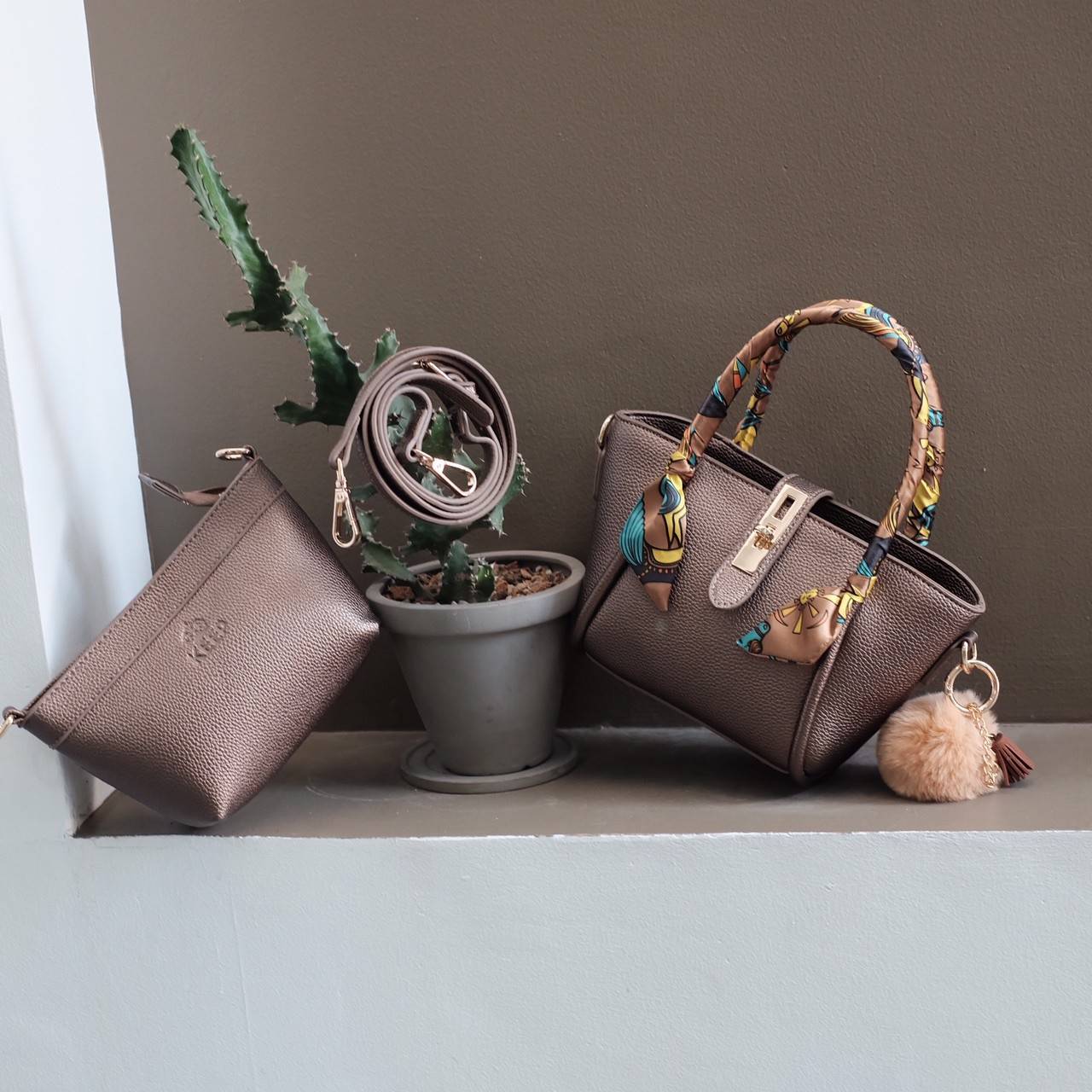 กระเป๋าทรงน่ารักๆ รับ Summer นี้เลยค่า KEEP ‘ Basket ‘ Handbag > ทรงน่ารัก (ราคานี้แถม ปอมๆ และผ้าพันหูกระเป๋าให้ 2 ผืน เข้า Set ) > มีใบเล็กด้านใน ให้อีก 1 ใบ สามารถเอาออกมาใช้สะพายได้ ( เหมือนซื้อ1ได้2 ) >น้ำหนักเบา ใบเล็กกะทัดรัด เหมาะกับ Summ