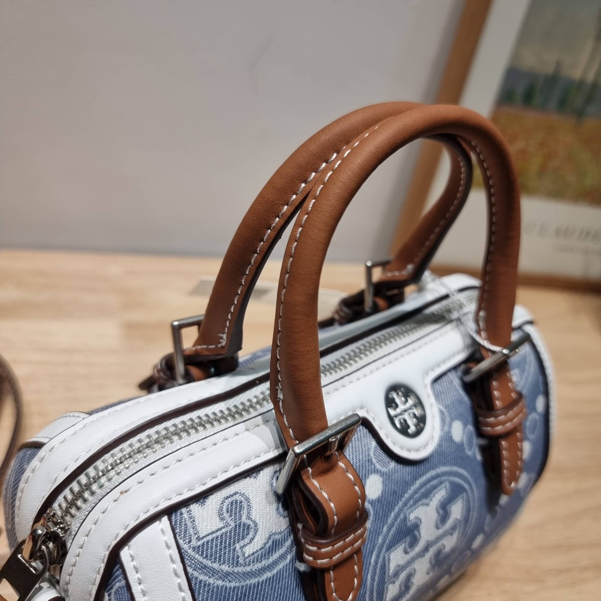 TORY BURCH Petite T Monogram Denim Barrel Bag / TORY BURCH MINI T MONOGRAM DENIM TOTE คอลเลคชั่นใหม่รับซัมเมอร์นี้ กับกระเป๋าสะพายทรงโท้ท ไซส์มินิ ดีไซน์โทนสีฟ้า สวยคม