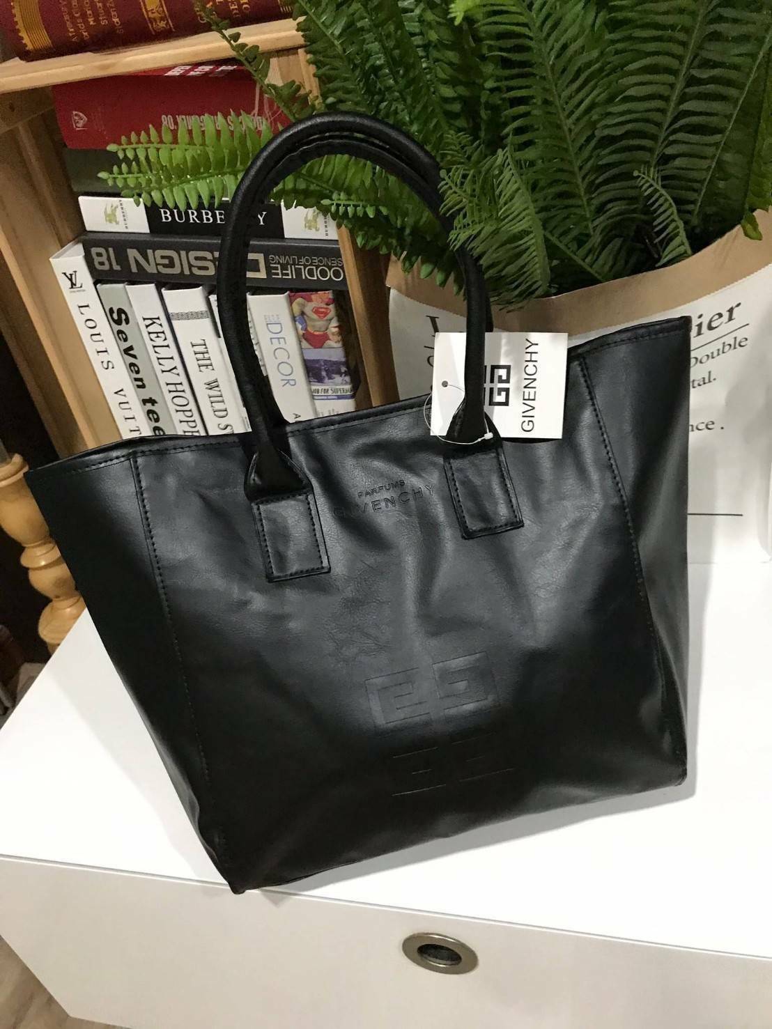 Givenchy Black Soft Leather Shoulder Handbags (Limited edition) กระเป๋าถือหรือสะพายพรีเมี่ยมของเเท้จาก "Givenchy Perfume Counter" วัสดุหนังนิ่มเรียบสีดำด้านหน้าปั้มโลโก้แบรนด์ GV ภายใน Polyester 100% สีดำสกรีนโลโก้สวยดูดี เปิดปิดด้วยกระดุมแม่เหล