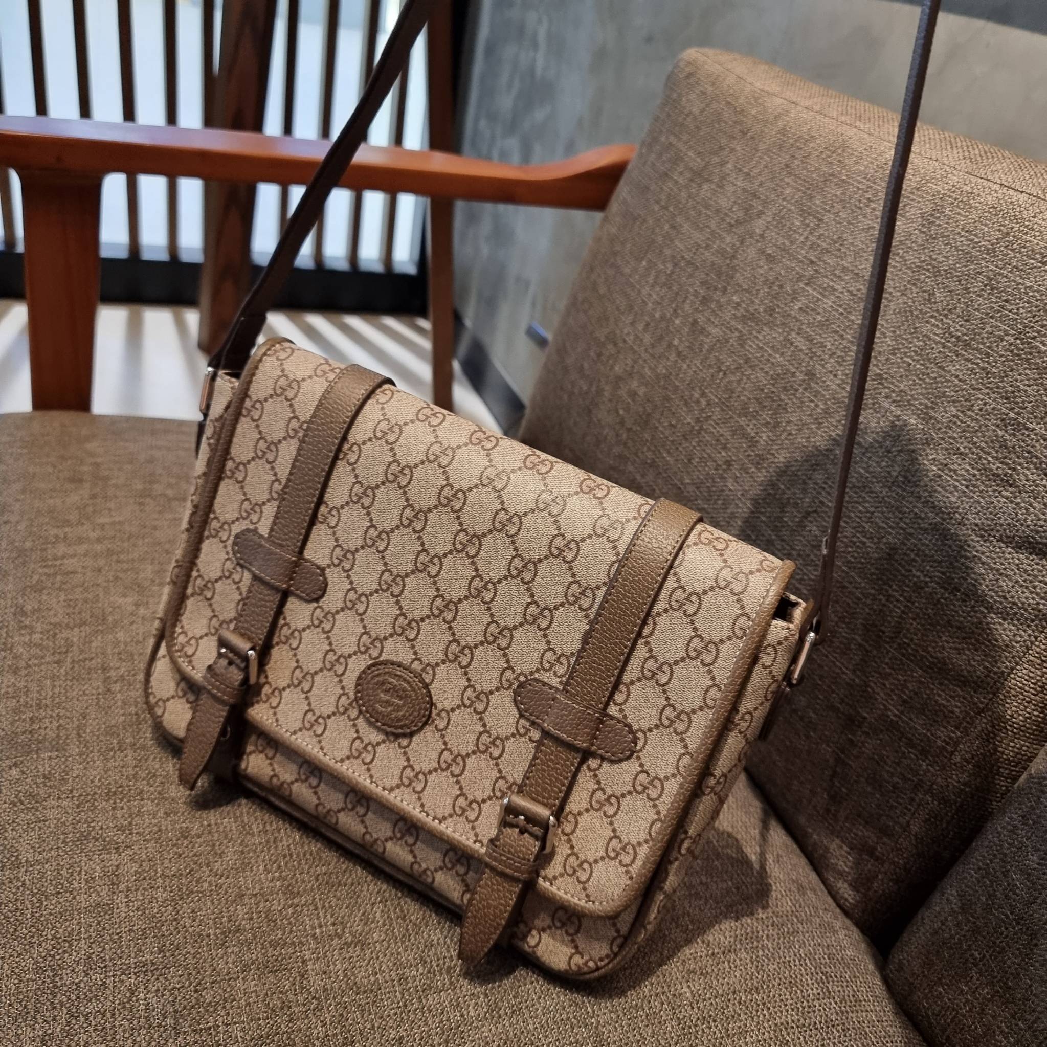 Gucci GG Supreme messenger bag GC MESSENGER VINTAGE BAG กระเป๋าสะพายข้างทรงแมสเซนเจอร์ ย้อนยุค ลุคผู้ดีแบบลูกคุณ ดีไซน์ unisex ใช้ได้ทั้งชายและหญิง พรีเมี่ยมกิ๊ฟวีไอพี วัสดุหนังแคนวาส ใช้งานง่ายด้วยฝาเปิดกระดุมแม่เหล็ก ด้านหลังมีช่องเก็บของจุกจิกได้ ภายใน
