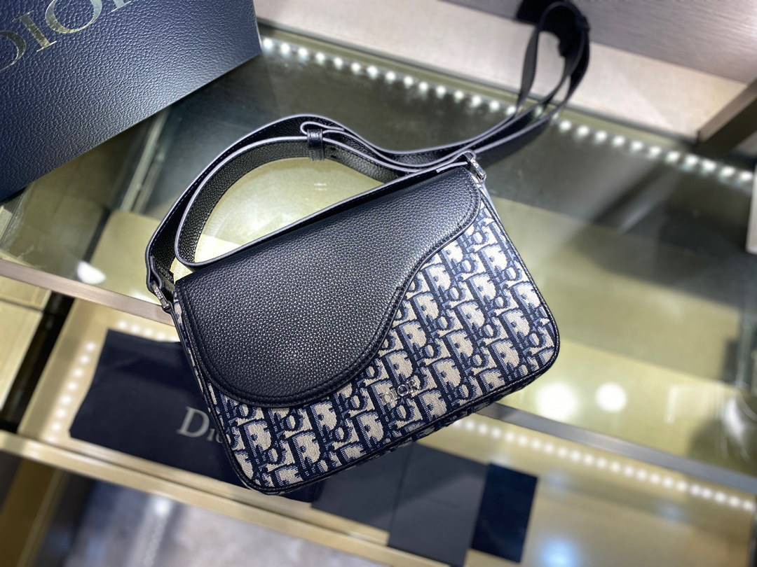 หนังแท้ DIOR MINI SADDLE MESSENGER BAG Beige and Black Dior Oblique Jacquard and Black Grained Calfskin พร้อมส่งที่ไทย งานหนังแท้และผ้าแจ็คการ์ดออริจินอล ภาพสินค้าถ่ายจากงานขายจริง ใช้งานต่างประเทศได้