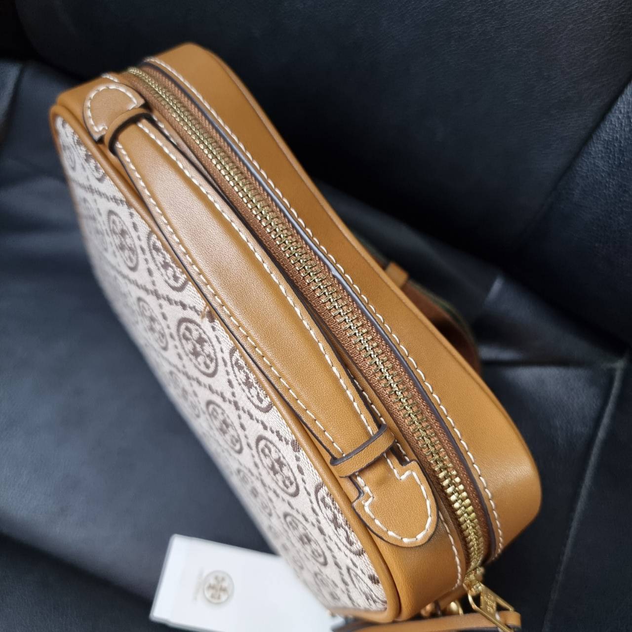 TORY BURCH T MONOGRAM JACQUARD CAMERA BAG ใหม่ล่าสุด ยังไม่เข้าช็อปไทยน้า จัดมาให้สวยเลิศก่อนใคร!! สี hazel ใหม่ หรู ผู้ดีมากๆ กระเป๋าสะพายข้างทรงกล่อง ใช้งานง่าย วัสดุ jacquard woven สลับหนังแท้ มีซิปเปิดปิดด้านหน้า และช่องหลัก ดีไซน์ออกมาให้ดูคลาสสิควิน