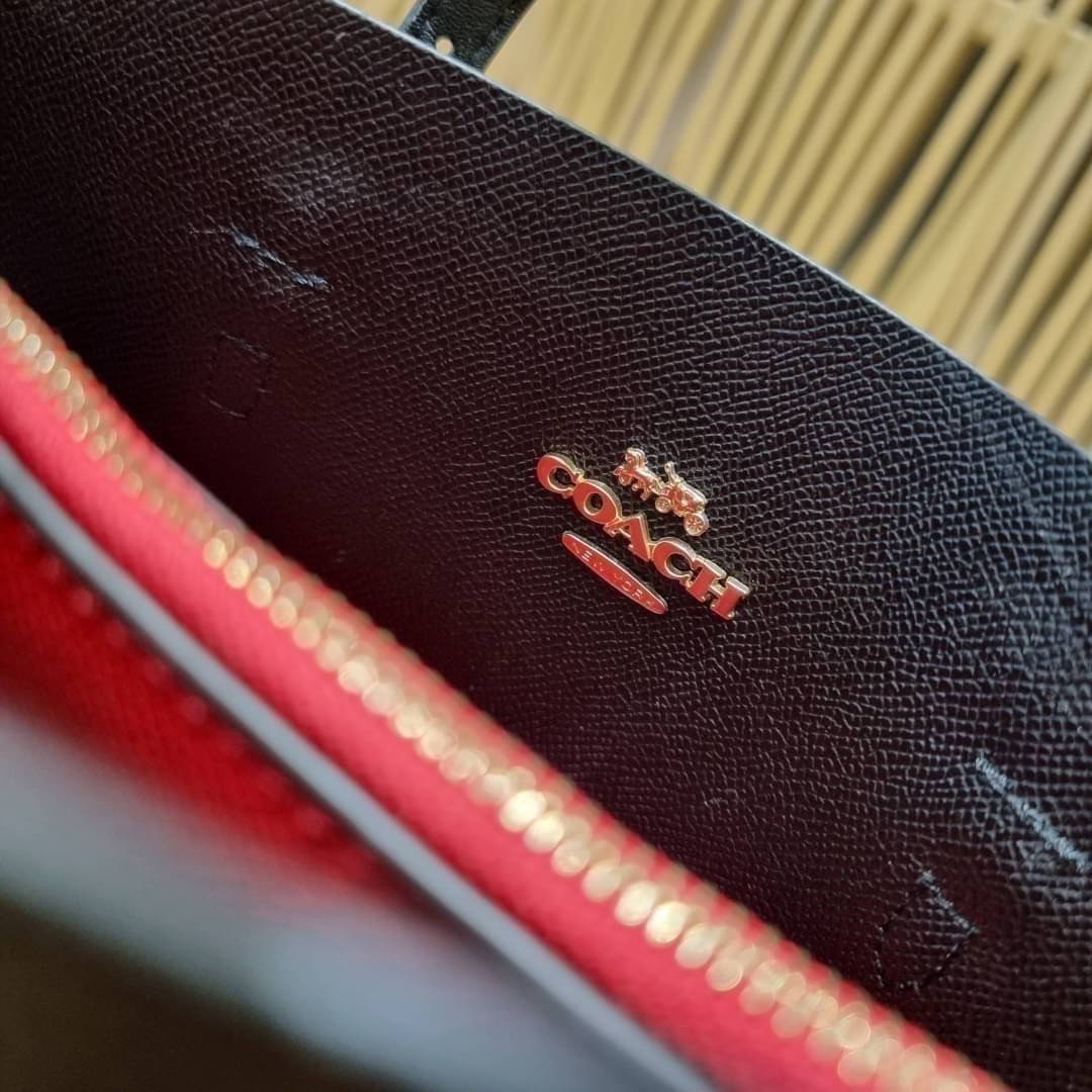 OUTTLET 】COACH MOLLIE TOTE 25 (C4250 C4084) น้องคนสวยอีกหนึ่ง!! กระเป๋าโท้ทไซส์เล็กที่สาวๆหลงรัก ดีไซน์คลาสสิคเหมือนเดิม เพิ่มเติมคือสะดวกขึ้นเยอะ!! ย่อส่วนมาจากใบใหญ่เป๊ะๆ น่ารักน่าใช้มากๆ วัสดุหนัง crossgrain ทนทาน ใช้งานง่าย เรียบหรูดูดีม้าก!! ภายในโล่