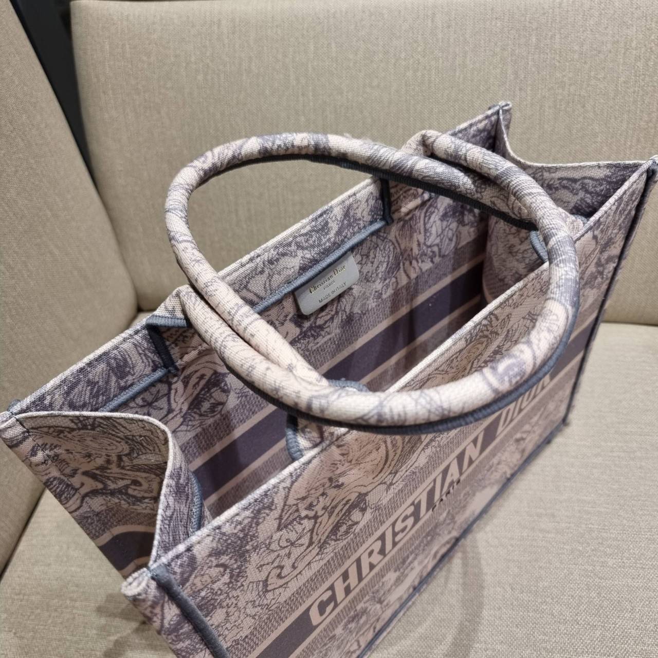 VIP 】HOT ARRIVAL!! DIOR CD SHOPPING BAG WITH GWP กระเป๋าทรงช้อปปิ้งใบใหญ่ จุใจ!! พรีเมี่ยมกิ๊ฟรุ่นดับเบิ้ลฮอต ดีไซน์คลาสสิควินเทจ สวยหรู วัสดุผ้าแคนวาสลายกราฟฟิค ภายในโล่งกว้างมากๆ ใส่ของจุสุดๆ โน้ตบุ้ค ไอแพด กระเป๋าสตางค์ มือถือ หรือเสื้อผ้ายังได้ สะพายค