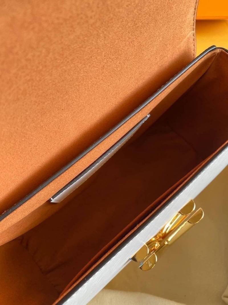 VIP 】หนังแท้ LOUIS VUITTON Epi Twist Shoulder Bag MM 4 สี พร้อมส่งที่ไทย