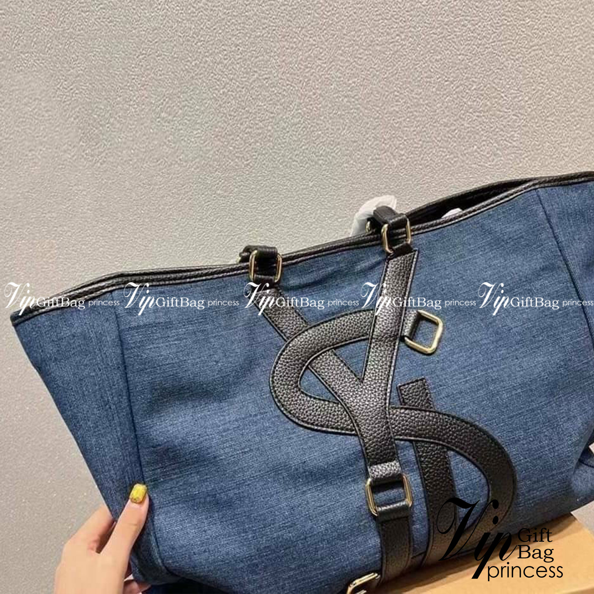 YSL Vavin Tote in Denim Classic 16" / YSL SHOPPING E/W IN SUPPLE LEATHER รุ่นเดนิม กระเป๋าทรงโท้ทใบใหญ่ หน้าโลโก้ใหญ่โดดเด่น ช่องกว้างใช้งานง่าย ภายในโล่งกว้างมาก ใส่ของได้สบาย หิ้วไปเที่ยวต่างจังหวัด สะพายไปต่างประเทศตามใจ!! เลิศตรงที่ดีไซน์ใบนี้เป็