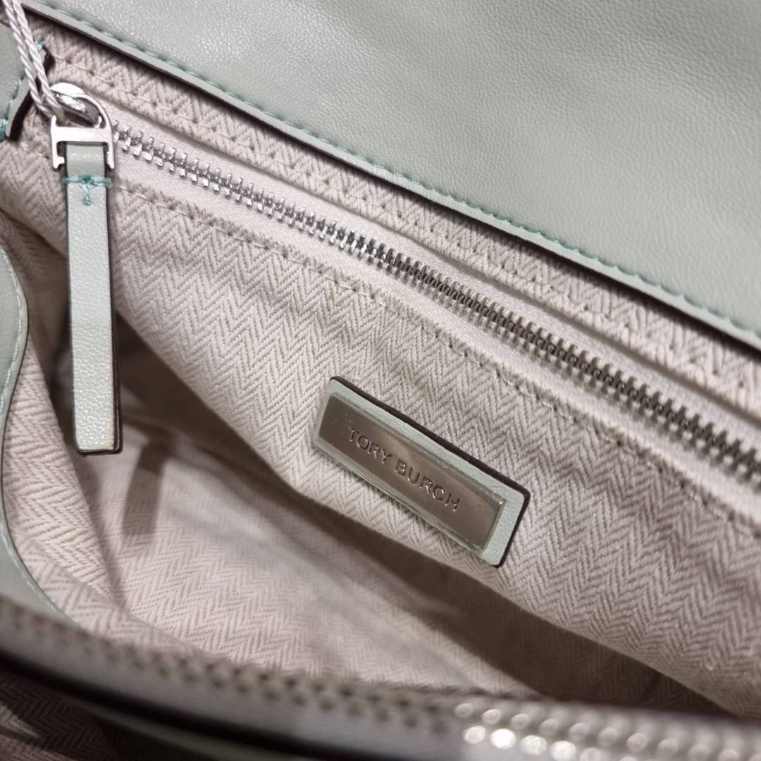 TORY BURCH KIRA CHEVRON CONVERTIBLE SHOULDER BAG (SMALL / MEDIUM) กระเป๋าสะพายรุ่นยอดฮิต ไซส์คลาสสิค ที่ใช้ยังไงก็ดูหรู ดีไซน์เฉพาะตัว วัสดุหนังแกะ สัมผัสนิ่ม เปิด-ปิดด้วยกระดุมแม่เหล็ก ภายในเป็นช่องโล่ง ใส่กระเป๋าสตางค์ มือถือ เครื่องสำอางค์ พาวเวอร์แบงค