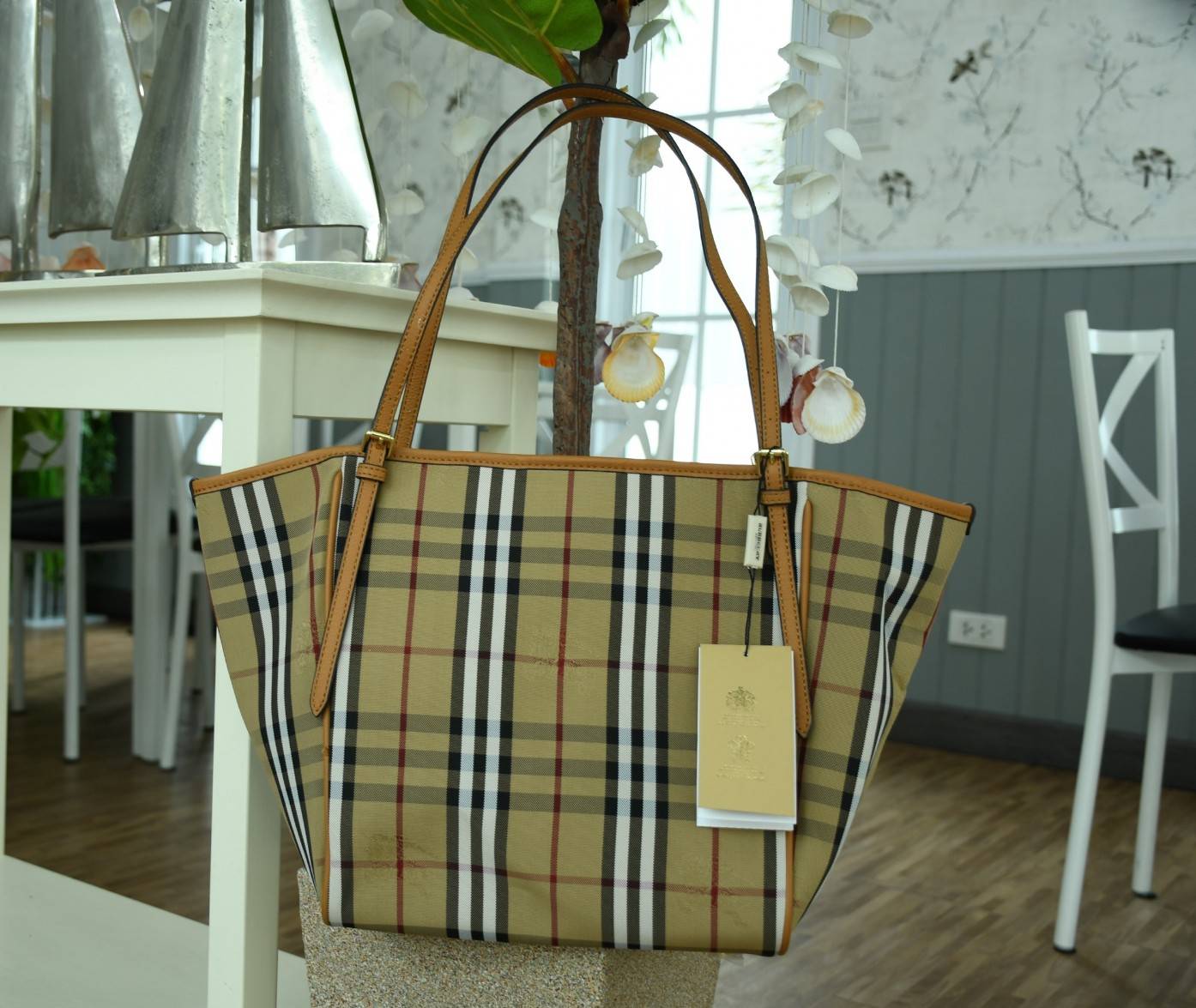 พรีเมี่ยมกิ๊ฟแท้ 100% 】Burberry New War Horse Check Tote Gift Bag กระเป๋าถือหรือสะพายไหล่ วัสดุ canvas ภายในโล่ง มี2ช่องเล็ก จุของได้เยอะ น้ำหนักเบา เปิด-ปิด ด้วย กระดุม จุของได้เยอะ สวย หรู น่าใช้ ไม่ควรพลาดค่า