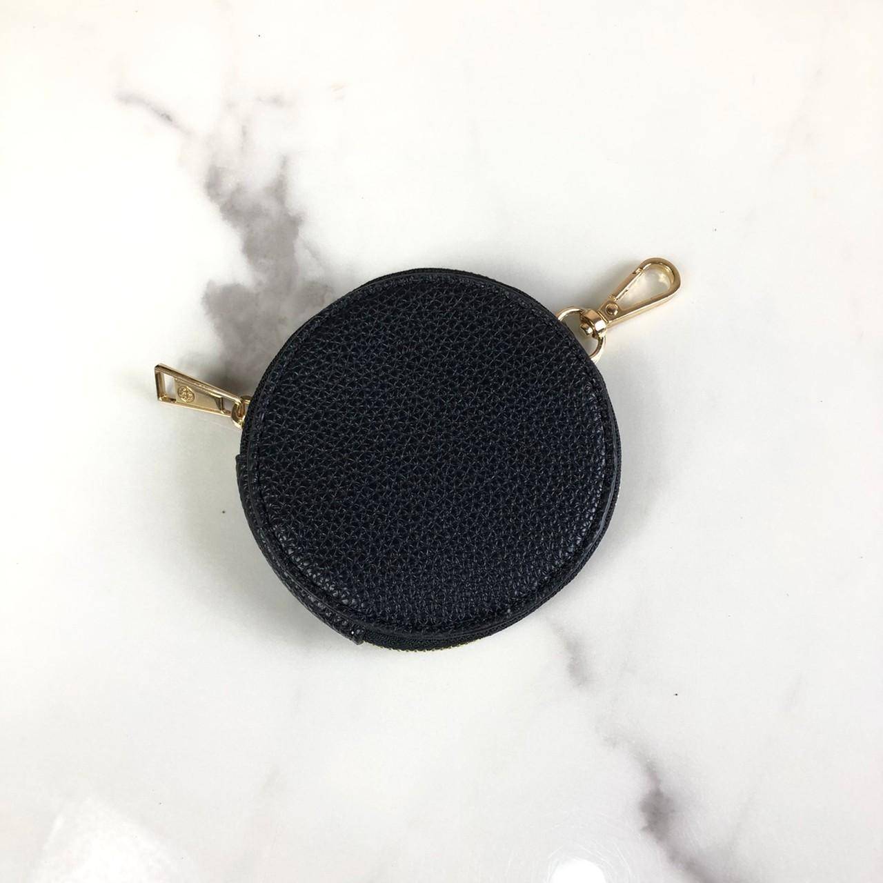 กระเป๋าถือ หรือสะพาย TORY BURCH เปิด - ปิดกระเป๋าด้วยซิป ด้านในมีช่องใส่ของ 1 ช่อง มาพร้อมสายสะพายยาว สามารถถอดและปรับได้ Free Size ค่ะ