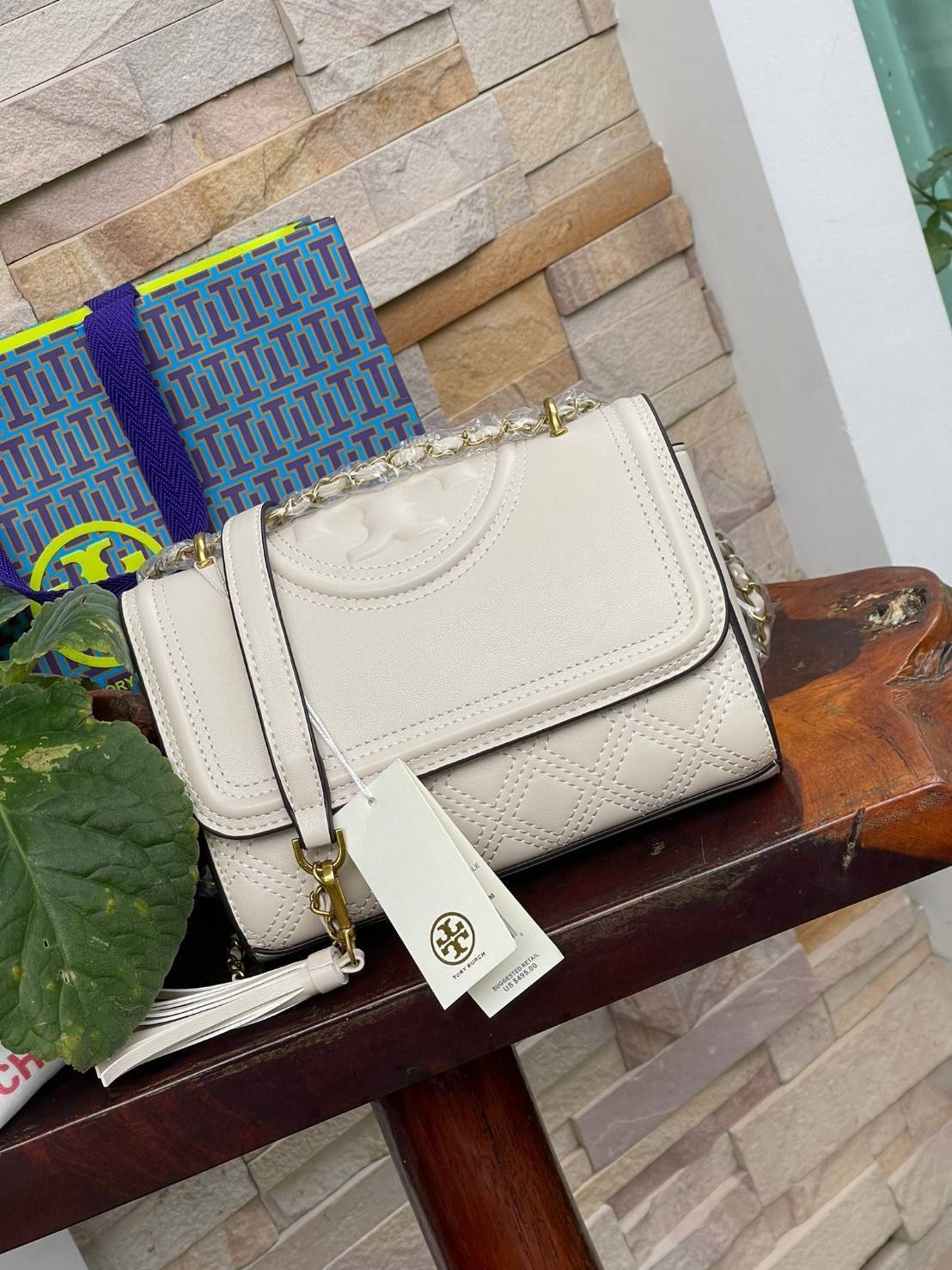 TORY BURCH Fleming Convertible Shoulder Bag ดีไซน์น่ารัก ดูแพงไม่เป็นรองใคร ใช้ได้ทั้งทั่วไปและออกงาน สาว ๆ คนไหนที่กำลังมองหากระเป๋าสะพายไหล่น่ารัก ๆ สักใบที่มีดีไซน์โดดเด่น สะดุดตาล่ะก็ไม่ควรพลาดกับ Collection นี้เลยค่ะ เพราะ Fleming นั้นเป็นรุ่นที่เรีย