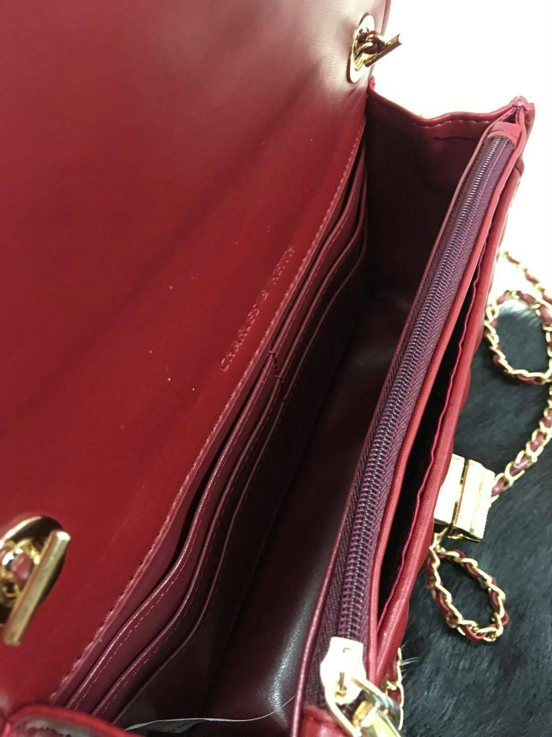 Charles&kieth quilted chain strap bag กระเป๋าขนาดมินิคลัช หนังPU เย็บตารางนูนทั้งใบ ด้านหน้าเปิด/ปิด แบบตัวบิดหมุน ด้านหลังมีโลโก้แบรนด์นูน ภายใน มีช่องใหญ่ ประกอบด้วย ช่องซิป ช่องการ์ด และมีช่องย่อย ใส่ของได้จุคุ้มสุด ๆ พกพาสะพายได้ทุกวัน น้ำหนักเบา จะสะ