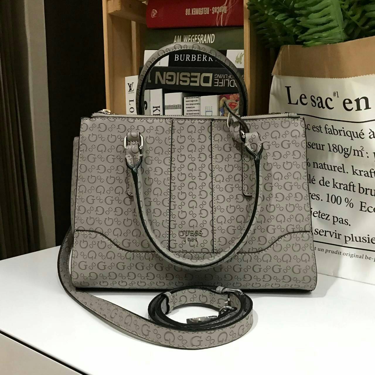GUESS WOMAN SINGNATURE HANDBAG 2019 กระเป๋าสะพายรุ่นใหม่ล่าสุดจาก GUESS FACTORY หนังสวยอยู่ทรงปั้มลาย Singnature รอบใบ ด้านหน้าประดับโลโก้แบรนด์ ภายในมีโลโก้ ซับในลายแบรนด์ มีช่องแบ่งหลายช่องทั้งช่องซิปและช่องเล็ก ใส่ของแยกเป็นสัดส่วนสะดวกใช้ ขนาดกำลังดีส