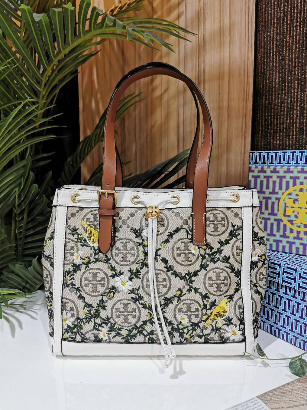 ของแท้ 💯% TORY BURCH FACTORY MONOGRAM JACQUARD TOTE BAG กระเป๋าถือหรือสะพายรุ่นล่าสุดดีไซน์ยอดนิยมจาก TORY BURCH FACTORY OUTLET วัสดุ Woven Jacquard & Leather ทอลาย Jacquard Singnature