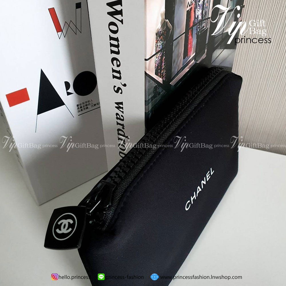 กระเป๋าอเนกประสงค์ Chanel งานพรีเมี่ยมกิ้ฟท์จากเคาเตอร์แบรนด์ดัง ของแท้จากแบรนด์ chanel ขนาดกะทัดรัด ผ้าโฟมนุ่มลื่นมือ ด้านหน้าสกรีนแบรนด์ ปิดเปิดด้วยซิปที่จับปั้มแบรนด์ ด้านในมีช่องใส่เครื่องสำอางค์ ของจุกจิกหรือโทรศัพท์ได้ทุกรุ่น ที่ควรมีไว้เป็นไอเท็มติ