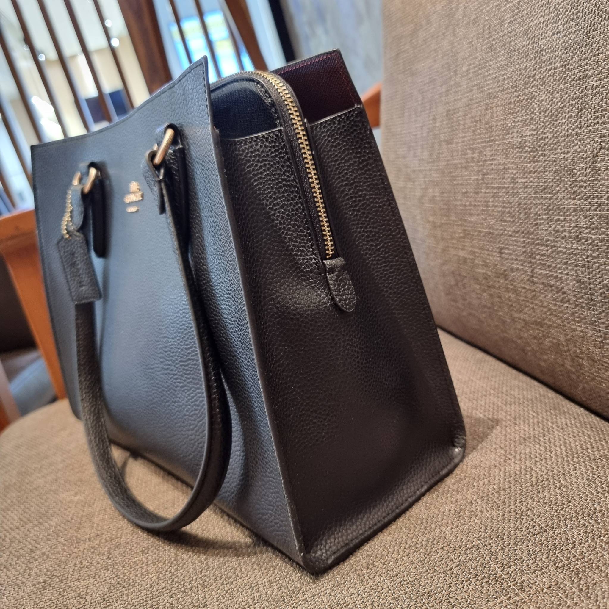 COACH C4075 TATUM CARRYALL IN SIGNATURE CANVAS คอลเลคชั่นใหม่ล่าสุด จัดมาให้ได้สวยก่อนใคร สวยหรูทุกสี!! ลุคผู้ดีต้องมาอีกหนึ่ง กระเป๋าสะพายทรงสวย ที่มาพร้อมสายสะพายไหล่ในตัว และสายครอสบอดี้สำหรับสะพายข้าง วัสดุหนัง crossgrain สวยคมมากๆ ตัวกระเป๋าถูกแบ่งเป