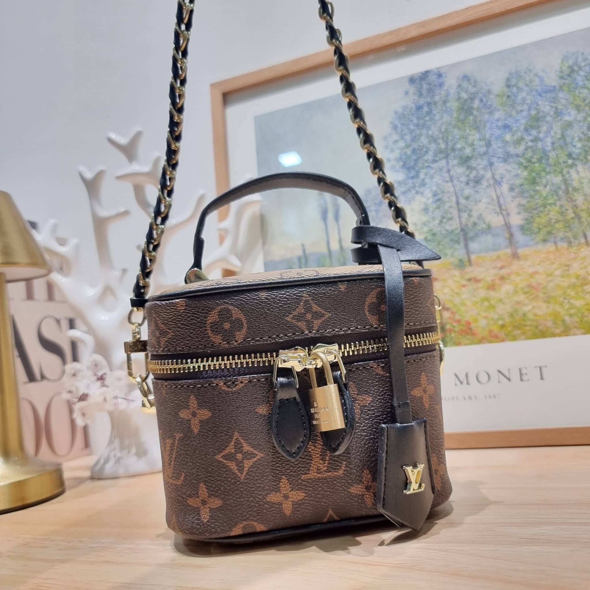 LV Vanity PM / Lv reverse monogram vanity bag กระเป๋าถือ/สะพาย สวยอยู่ทรง มาพร้อม box set สุดหรู adapt ใช้เป็นกระเป๋าเก็บเครื่องสำอางค์ ถือเชิดๆ หรือสะพายเลิศๆ ไปเที่ยว ไปไหนๆก็ดูแพง!! สวยจริงจัง!!