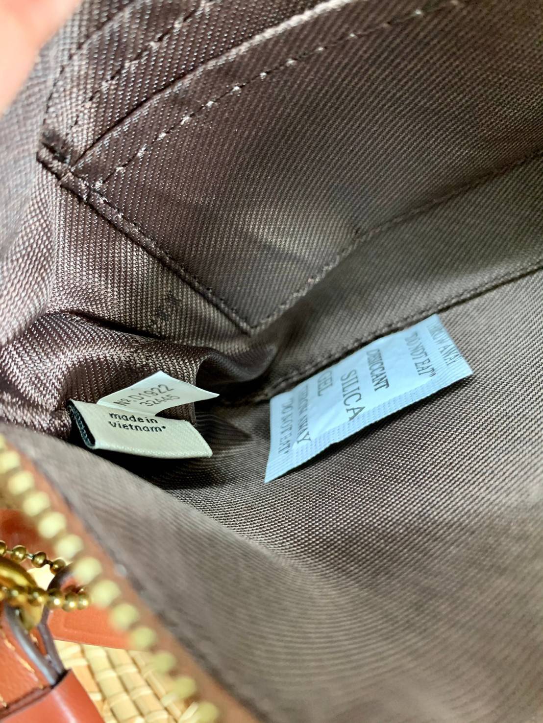 COACH SMALL WRISTLET IN COLORBLOCK SIGNATURE ((32445)) ✔️กระเป๋าคล้องมือ วัสดหนัง pvc อย่างดี ลายซิกเนเจอร์ ตัดขอบสีตรงกลางสวยงามมากๆค่ะ แบบซิปเดียว ((ภายในใส่มือถือได้บางรุ่นค่ะ)) มีช่องเสียบบัตรให้2ช่องด้วยนะคะ