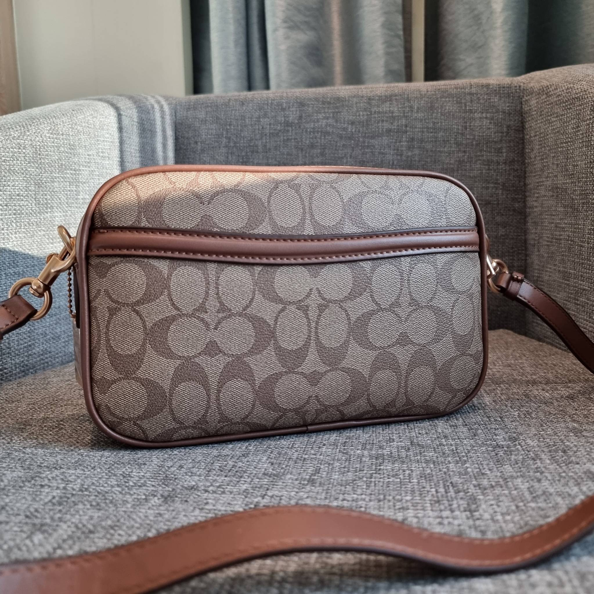 OUTLET 】COACH F68168 JES CROSSBODY IN SIGNATURE CANVAS รุ่นยอดฮิต!! กระเป๋าสะพายข้าง รุ่น 2 ซิป ใบใหญ่จุใจ สีคลาสสิคขายดี!! วัสดุหนังแคนวาสเคลือบลาย เปิด-ปิดด้วยซิป 2 ช่องหลัก ใช้งานง่าย ทรงสวยมากๆรุ่นนี้ มาพร้อมสายสะพาย crossbody ปรับได้ตามตัว ภายในใส่ขอ