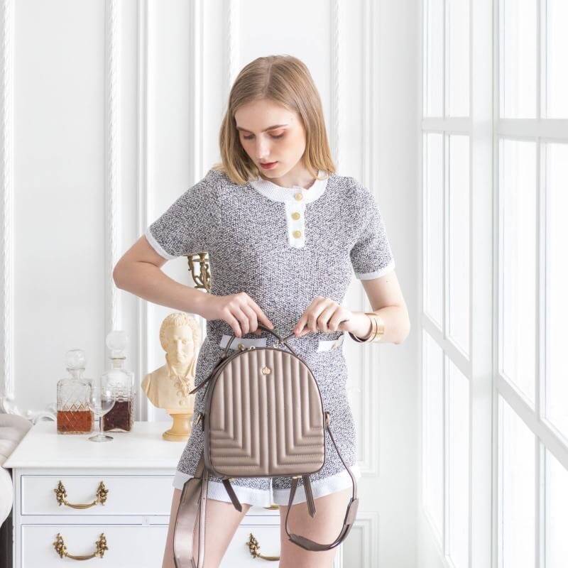 KEEP ' Nadia ' backpack 🎒👟 เป้ หนังแกะสังเคราะห์ สวย หรู ปักลายพิเศษ สามารถสะพายหลัง หรือ สะพายข้างได้ เลิศ !! =>> กระเป๋าทรงสวย งาน handmade เย็บแบบฝีมือต่อฝีมือ เพิ่อให้ได้ใบนี้