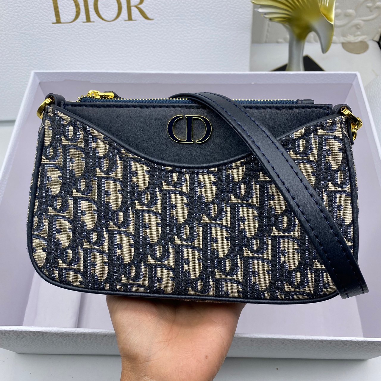 DIOR 30 Montaigne Hobo Avenue Mini Bag | Blue Jacquard กระเป๋าสะพายทรงโฮโบ แบรนด์หรู ขนาดกำลังสวย ดีไซน์ใหม่ 2023 รูปทรงใช้งานง่าย ภายในเป็นช่องโล่ง ใส่ของสำคัญได้ครบสบายๆ พิเศษมาก!! มาพร้อมใบเล็ก พร้อมใช้งาน คุ้มมากค่ะ