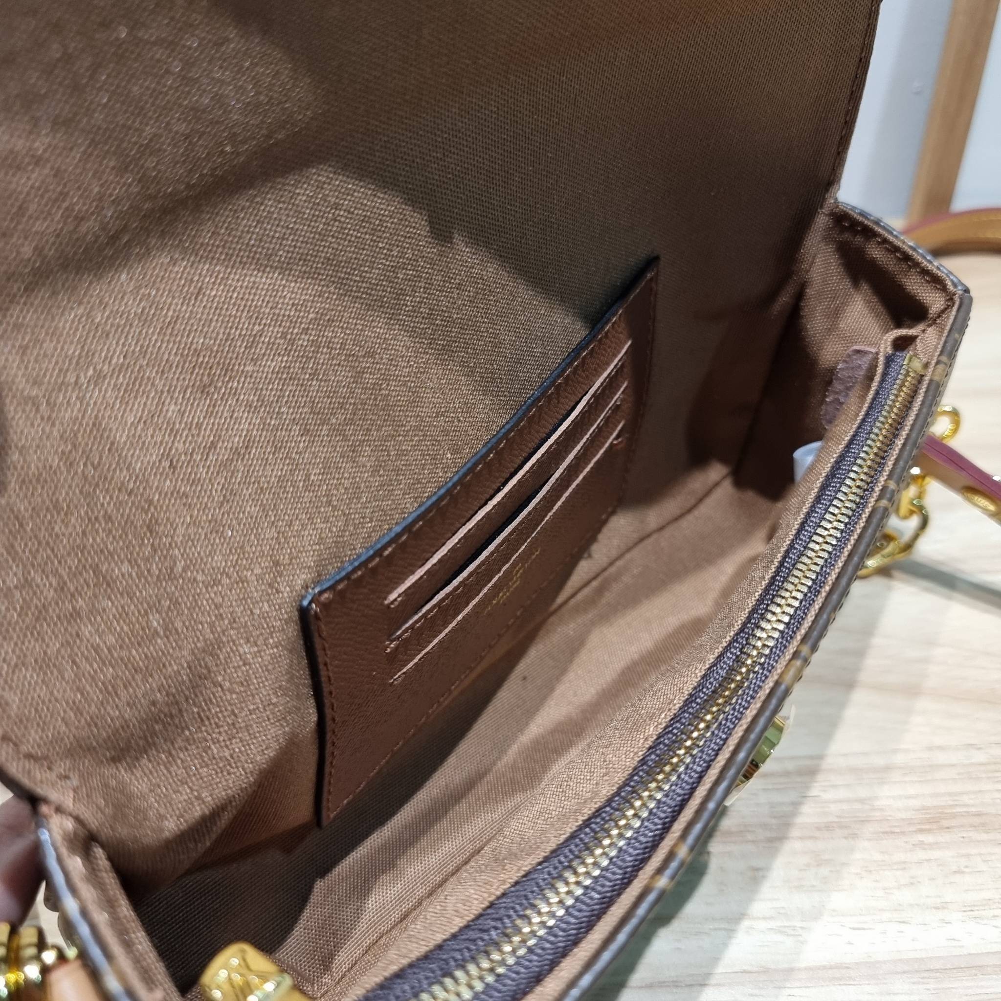 LV IVY WALLET ON CHAIN กระเป๋าสะพายกึ่งกระเป๋าสตางค์ รุ่นยอดนิยม สุดคุ้มด้วยลูกเล่นที่หลากหลาย สายสะพาย 2 เส้น สะพายไหล่และสะพายข้าง