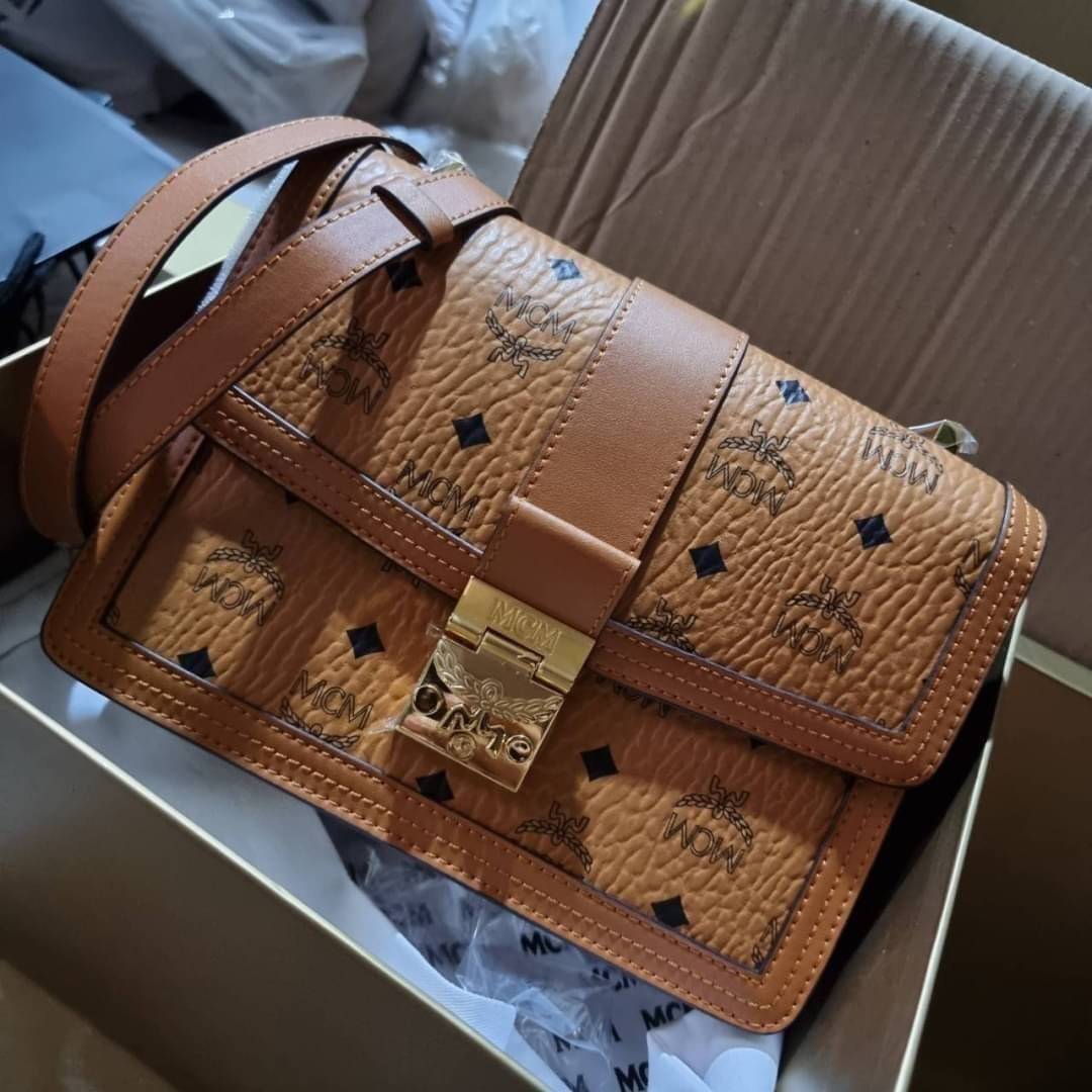 M.C.M TRACY SHOULDER BAG IN VISETOS คอลเลคชั่นเทรซี่ใหม่ล่าสุด 2021 กระเป๋าสะพายไหล่ ดีไซน์ยูนีคในลวดลาย visetos เอกลักษณ์ ใช้ได้ในทุกโอกาส รอบนี้ไซส์ใหญ่จุใจ ใส่ของได้รัวๆ วัสดุหนังแคนวาสคุณภาพดีสลับหนังแท้ เปิด-ปิดด้วยตัวกดล็อคแน่นหนา ภายในโล่งกว้าง มีช