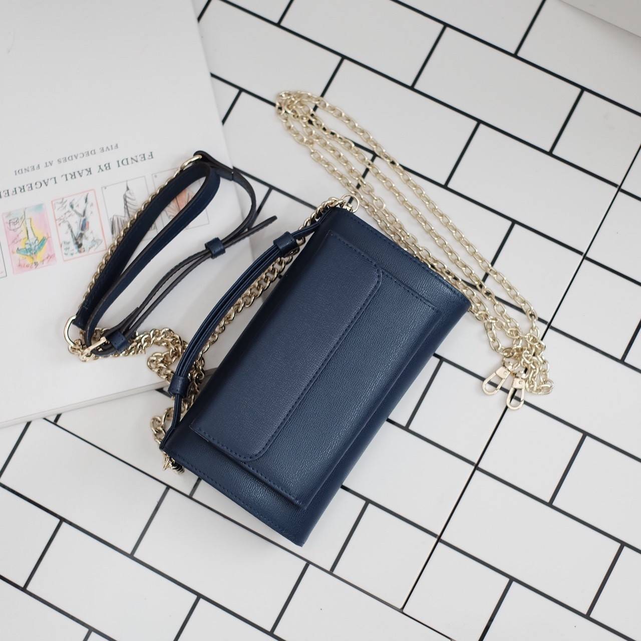 รุ่นขายดี **หนังวัวแท้สวยมาก KEEP • Ari • กระเป๋า สตางค์ยาว ปรับเป็นคลัช หรือถือ สะพาย ก้อได้หมด ขนาด กะลังดี ทรงสวย แค่ใบเดียวจบ! หนังคุณภาพเยี่ยม ภายใน จุของคุ้ม ใส่บัตร ใส่มือถือได้ทุกรุ่น ใบนี้ จะแต่งกับ Look ไหนก้อเข้ากันได้ดีแน่นอนค๊า Don't mis