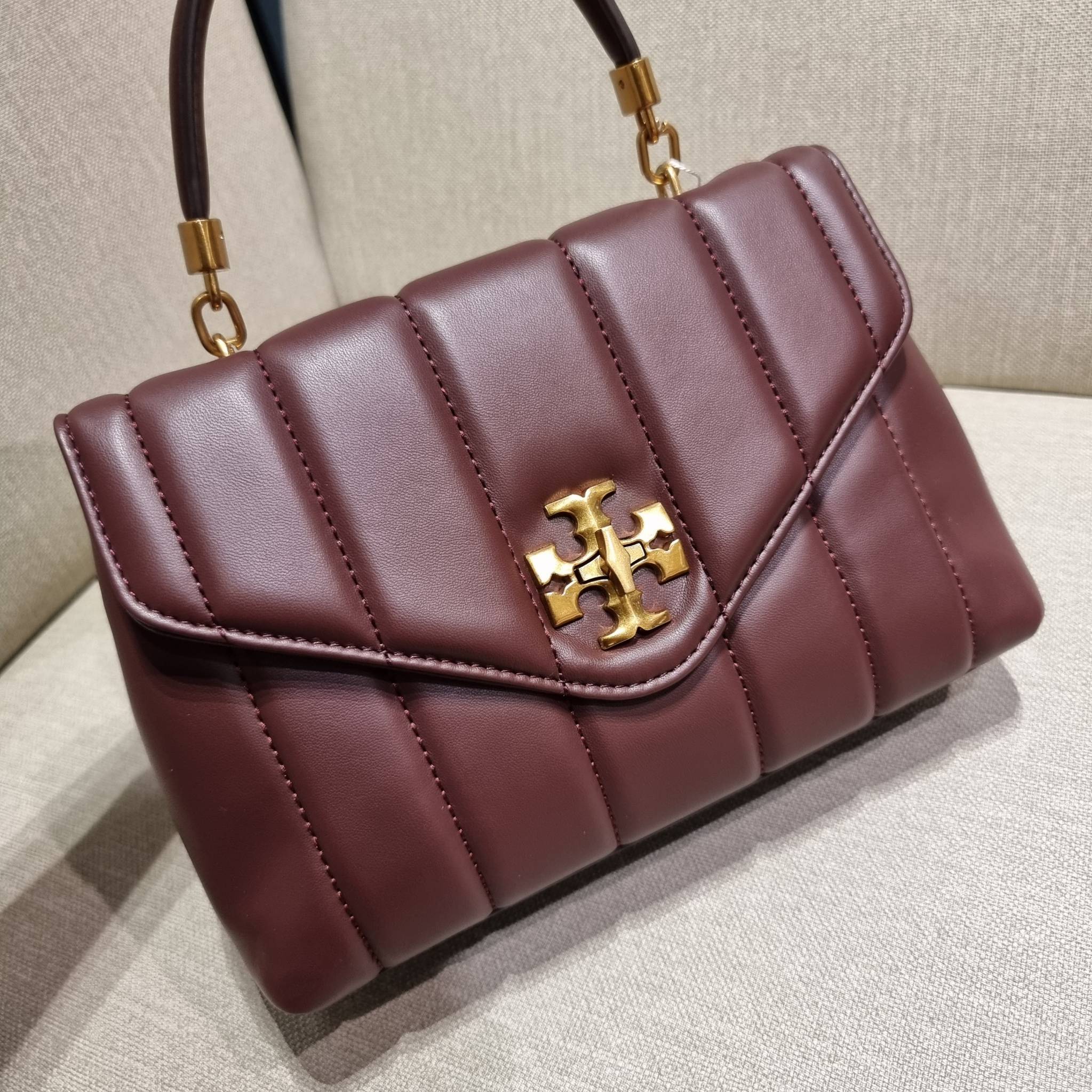 TORY BURCH KIRA QUILTED SMALL SATCHEL มาแล้วด่วนๆ!! กับคอลที่ปังไม่ไหว พร้อมเสิร์ฟสีคลาสสิค กระเป๋าถือ/สะพาย ทรงสวย สะพายคล่องตัว หนังแท้ ดีไซน์บุนวม เส้นคมสวยหรู วัสดุหนังแกะ สัมผัสดีงาม นิ่มมือ เปิด-ปิดด้วยอะไหล่บิดล็อค ภายในเป็นช่องโล่ง มีช่องซิป ใส่ขอ
