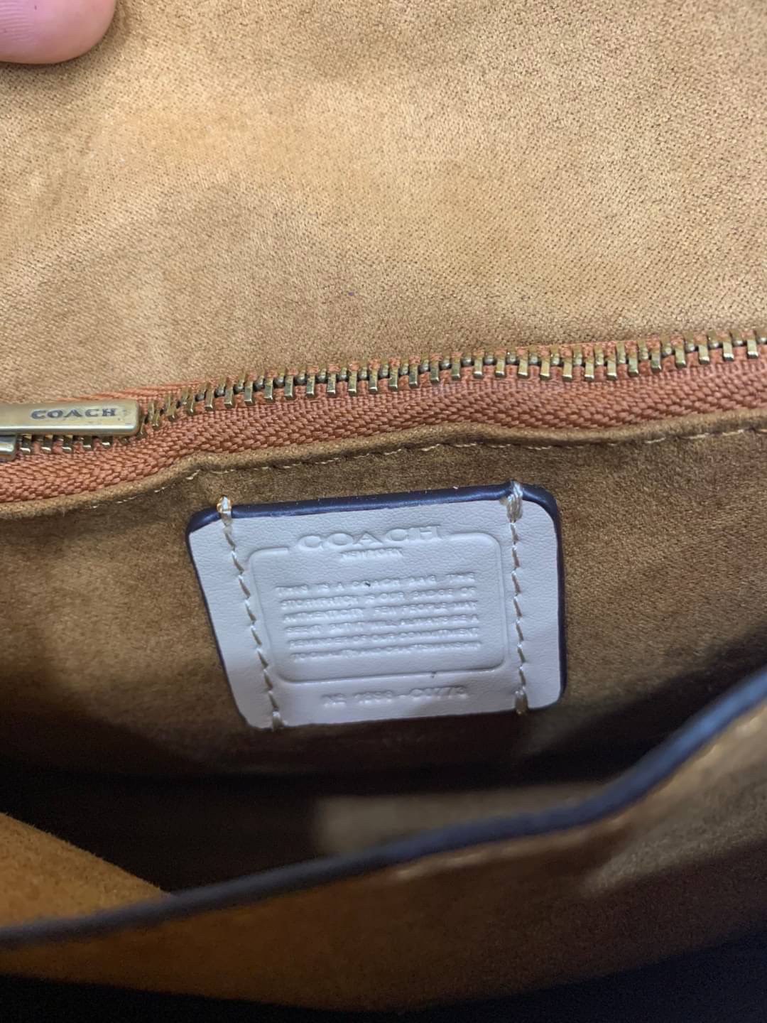 COACH TABBY TOP HANDLE 20 พร้อมส่งที่ไทยค่ะ! กระเป๋าหิ้ว//สะพายข้างได้ หนังแท้อย่างดี กหนึ่งใบทำหนังสองลายได้อย่างสวยงาม พร้อมโลโก้รุ่นใหม่ล่าสุดดูดีมากๆค่ะ เปิดปิดกระเป๋าแบบกดล็อค ภายในมีช่องหลักสองช่อง ใส่มือถือได้ทุกรุ่น;กระเป๋าเงินใบกลางได้;ของจำเป็นจ