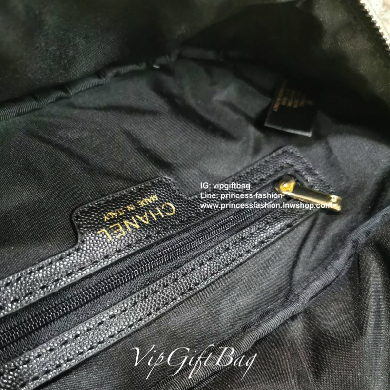Chanel Waist Bag With Chain VIP Gift With Purchase (GWP) รุ่น Limited พรีเมี่ยม Chanel Perfume Counter กระเป๋าสะพาย คาดเอว หรือคาดอกรุ่นใหม่ล่าสุดวัสดุหนังคาเวียร์ลายตารางเปิดปิดด้วยซิปห้องอะไหล่แบรนด์ สะดวกใช้ ภายในมีโลโก้ ใส่มือถือ iphone ของจุกจิกได้ ร