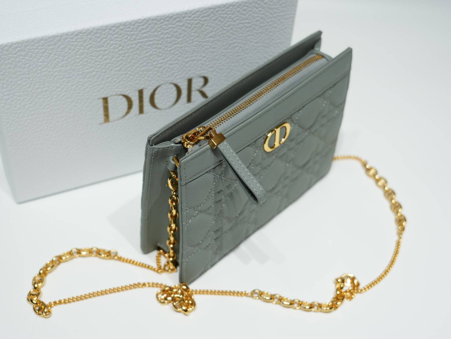 Caro Every Dior Pouch / Dior Clutch Bag Cloud Supple Cannage Leather กระเป๋าทรงคลัชพอช หนังแท้ ทรงเสนห์ผสมผสานดีไซน์ทันสมัยและใช้งานง่ายได้จริงหลายโอกาส เกรดท็อปออริ เทียบแท้ 1:1 ใช้งานต่างประเทศ