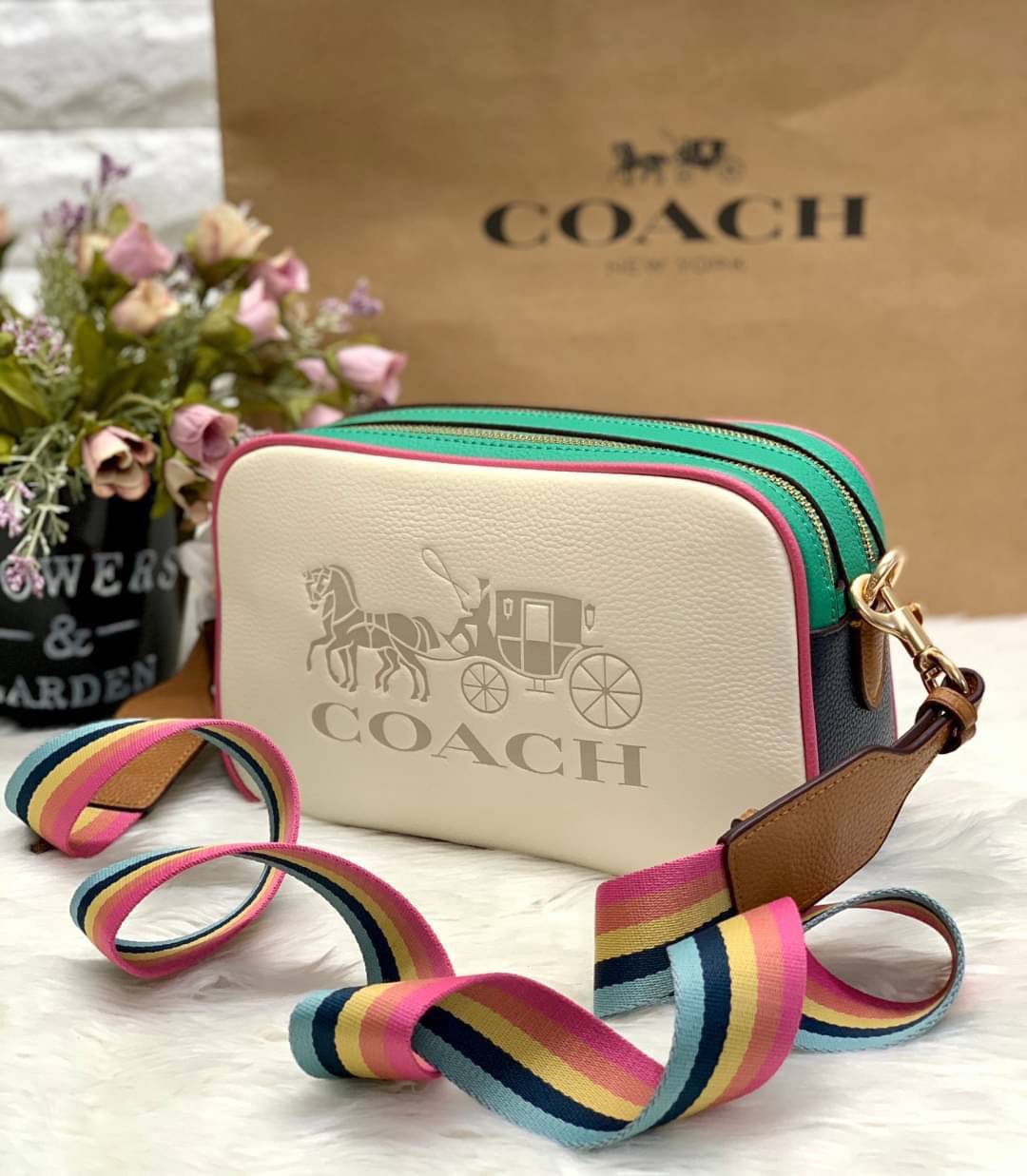 Coach Leather Jes Crossbody in Colorblock ((72704)) กระเป๋าสะพายข้าง//ครอสบอดี้ร์ วัสดุหนังแท้ หนังนิ่มสวยงาม มากๆค่ะ ด้านหน้ามีโลโก้แบรนด์เด่นชัดสะดุดตา ช่องหลักแบ่งเป็น2ซิป แต่ละช่องกว้าง ใส่กระเป๋าเงินใบยาวได้ ของอื่นๆได้จุค่ะ มีช่องเล็กให้ใส่ของจุกจิก