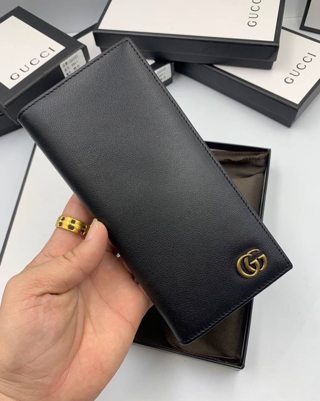 หนังแท้ GUCCI Men Long Wallet รุ่นใหม่ล่าสุด!! หนังสวยเริด ดีงามมากค่าาา กระเป๋าสตางค์ใบยาว ดีไซน์ใหม่ สวยดูหรู ถือใช้กำลังเหมาะมือ ใส่บัตรได้เยอะ ใส่ธนบัตรได้ทุกชนิด มาครบ set พร้อมส่ง!! เป็นไอเท็มที่หนุ่มๆต้องมีจริงๆจ้า 😎😎