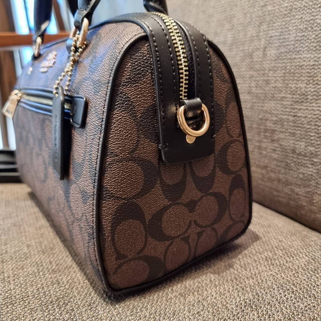 COACH F83607 ROWAN SATCHEL IN SIGNATURE CANVAS กระเป๋าทรงหมอนยอดฮิต คลาสสิคใช้งานได้ไม่มีเบื่อ มาครบสีขายดี ด้วยรูปทรงสวยงาม และใช้งานได้อย่างกระฉับกระเฉง วัสดุหนังแคนวาสเคลือบลาย ทนทาน ภายในโล่งกว้าง มีช่องซิปและแบ่งสัดส่วนได้ลงตัว บอกเลยว่าสาวๆพลาดไม่ได