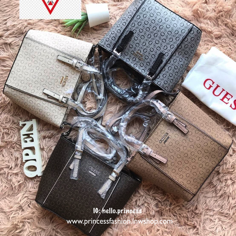 GUESS Factory Women's Diem Logo-Print Mini Tote Bag กระเป๋าถือหรือสะพาย วัสดุpolyesterกันน้ำได้ มีลายsignatureลาย G รอบใบ เปิดปิดด้วยซิปเดียวด้านบน ภายในบุผ้าลายsignatureเช่นเดียวกับด้านนอก สายและหูจับปรับระดับได้ ใช้งานได้หลายโอกาสคร้า!!