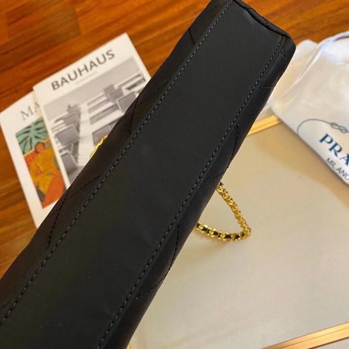 พรีเมี่ยมกิ๊ฟแท้ 100% 】PRADA Nylon Bag Premium gift กระเป๋าถือหรือสะพายพรีเมี่ยม อะไหล่ทองหรูหรา วัสดุ Nylon กันน้ำ น้ำหนักเบา จุของได้เยอะ ทรงสวย ซับในผ้าบุลายแบรนด์อย่างดี