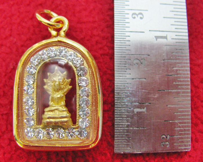 จี้พระประจำวันเกิดวันเสาร์ ปางนาคปรก องค์ใหญ่ทรงซุ้มโค้ง ล้อมเพชรเลี่ยมทองไมครอนพร้อมใบคาถาค่ะ