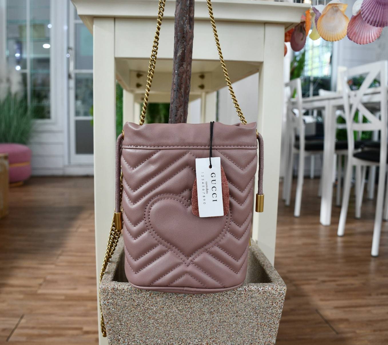 VIP 】Gucci GG Marmont mini bucket bag กระเป๋าสะพายข้าง Premiumgift วัสดุหนังแท้ ด้านในโล่ง มีช่องใส่บัตร3ช่อง ใส่กระเป๋าตังค์ ใส่โทรศัพท์ Iphone+ ได้ สายโซ่ยาว Crossbody ได้ ถอดสายได้ น้ำหนักเบา มาพร้อมถุงผ้าแบรนด์ ใบนี้คือที่สุด คุณหนูมากมาย ไม่ควรพลาดเล