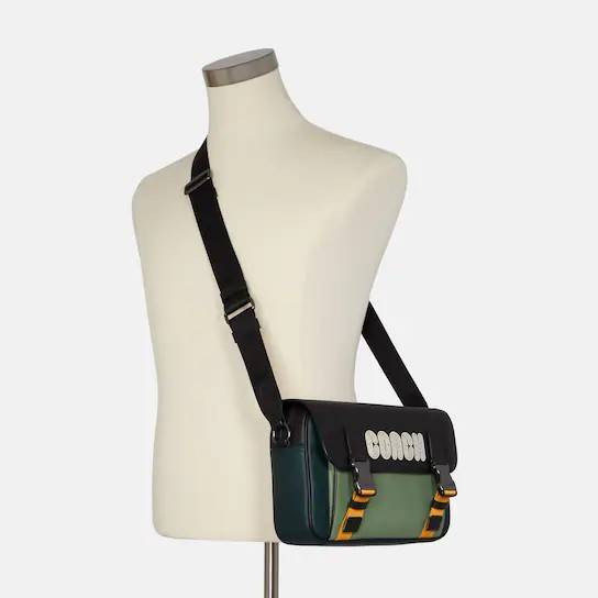 COACH TRACK CROSSBODY IN COLORBLOCK WITH COACH PATCH C6657 C8128 หล่อบอกต่ออีกหนึ่ง กระเป๋าสะพายทรงแมสเซ็นเจอร์ รุ่นเอาใจหนุ่มๆ ที่สาวๆก็อยากใช้!! ด้วยดีไซน์สีคัลเลอร์บล็อคที่โดดเด่น ทำให้ดูน่าใช้งาน วัสดุหนังแท้ สวยคมซ่อนหรู ฝากระเป๋ามีตัวล็อคแน่นหนา เปิ